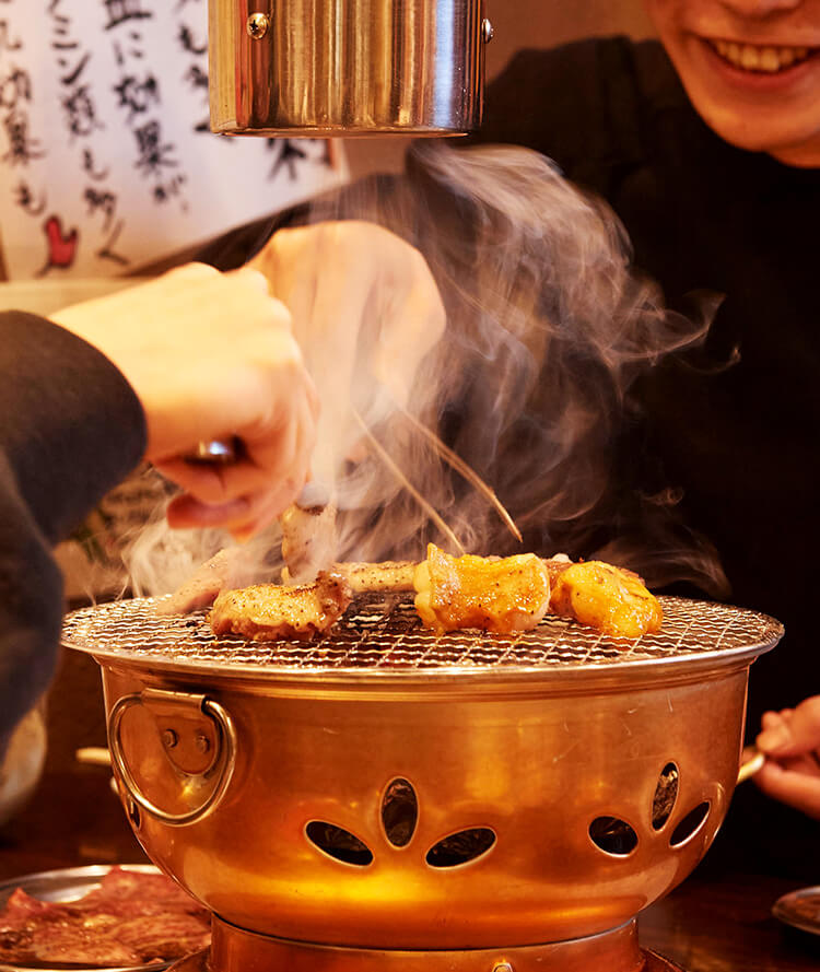 焼肉を楽しんでいるシーン